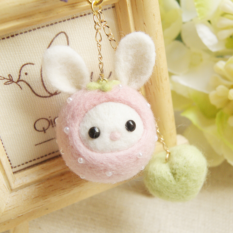 草莓兔 仟樱 羊毛毡戳戳乐材料包手工diy 小兔子手机挂件原创礼物